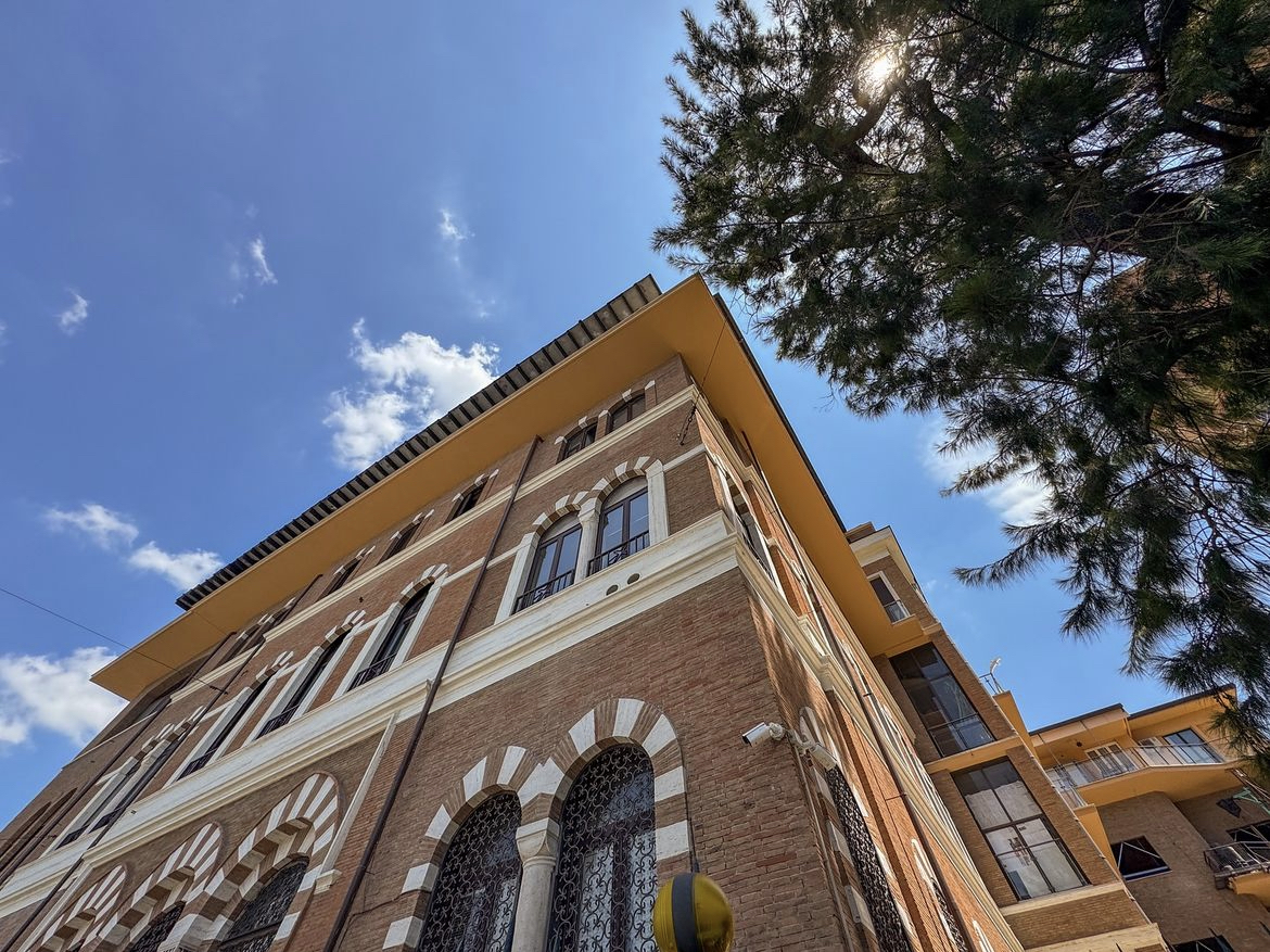Rome City Institute students together on campus