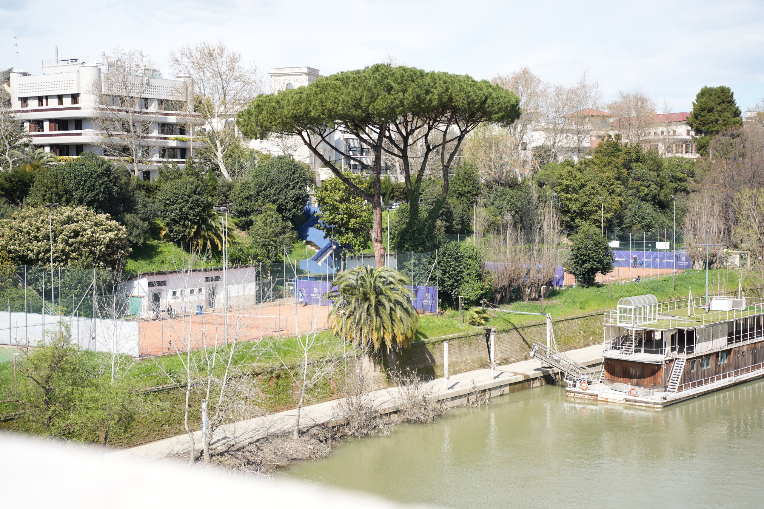 Tennis courts and rowing on the Tiber