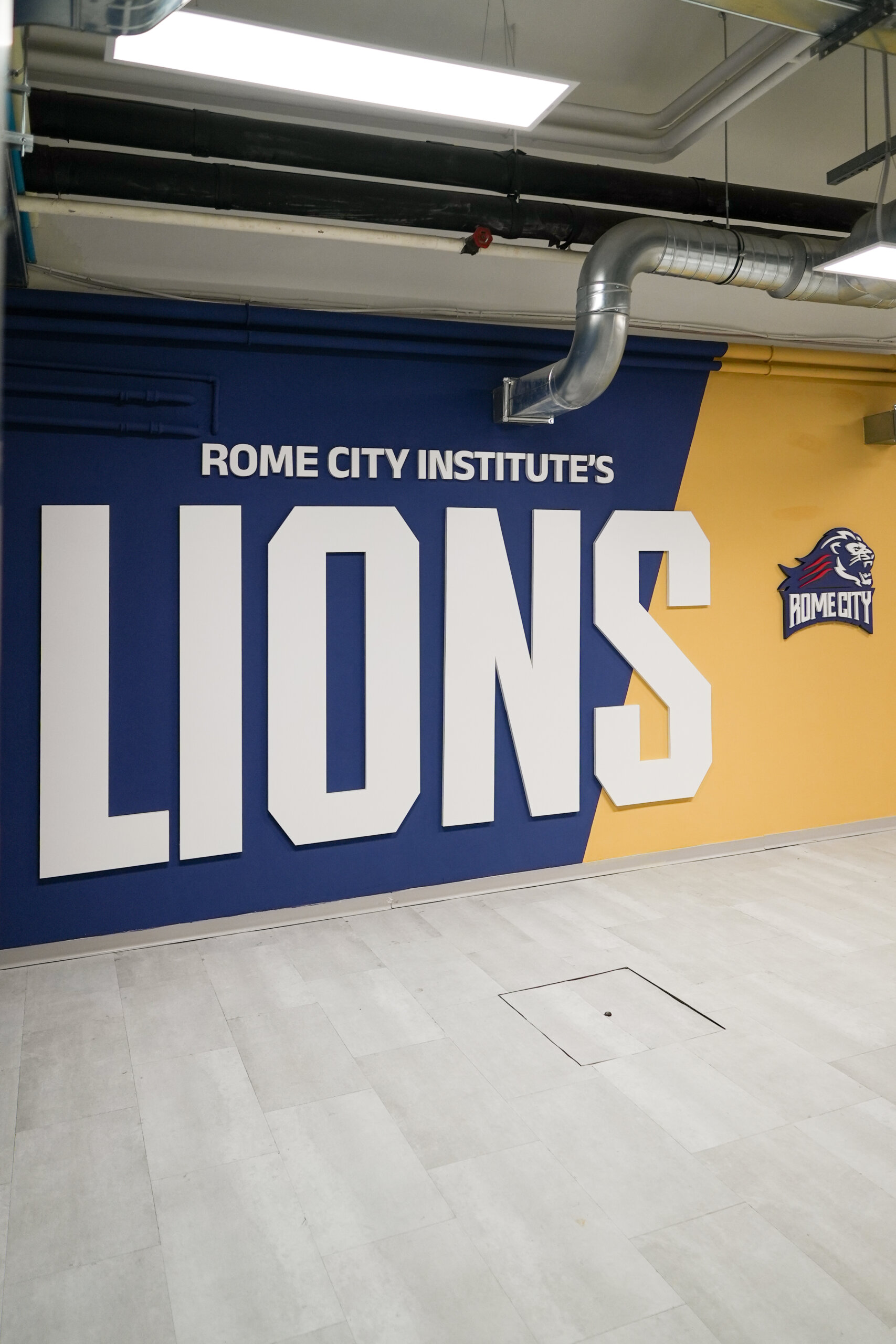 Rome City Institute on-campus gym, Lions wall
